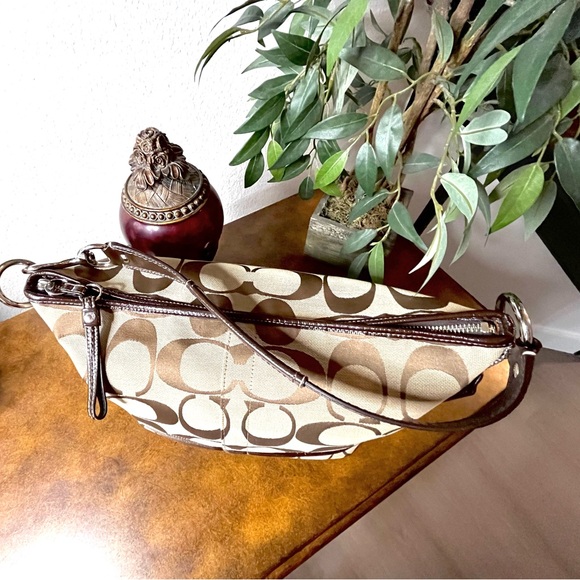 COACH Signature Canvas Shoulder Bag, No. F13581 - Picture 3 of 10